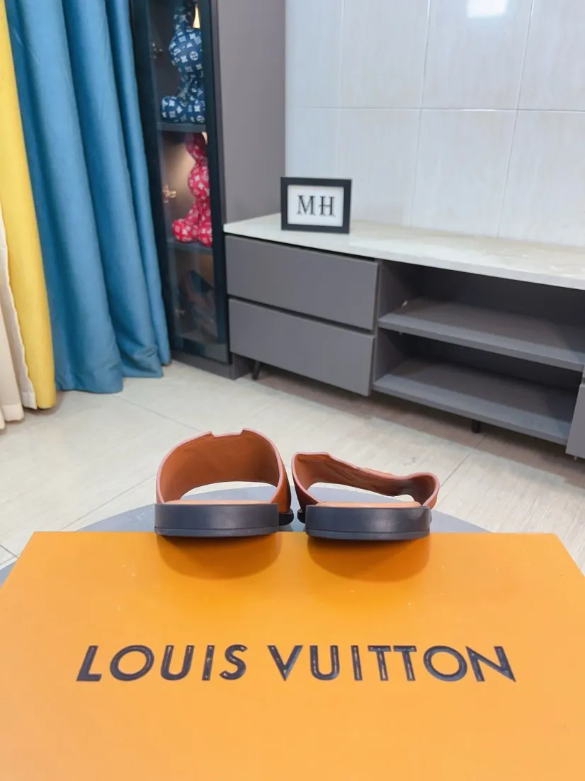 Men's shoes 💰340🌸🌸LV medium men's spring and summer slippers counter synchronization. The uppers are imported cowhide fabrics from Italy, logo graphics and high-quality craftsmanship. Soles: original soles specially provided by the original factory. Exclusive molded soles are super comfortable. Original factory single goods. 🔍🔍High quality. You can enter and exit the counter at will. Welcome to compare. Size 38-45